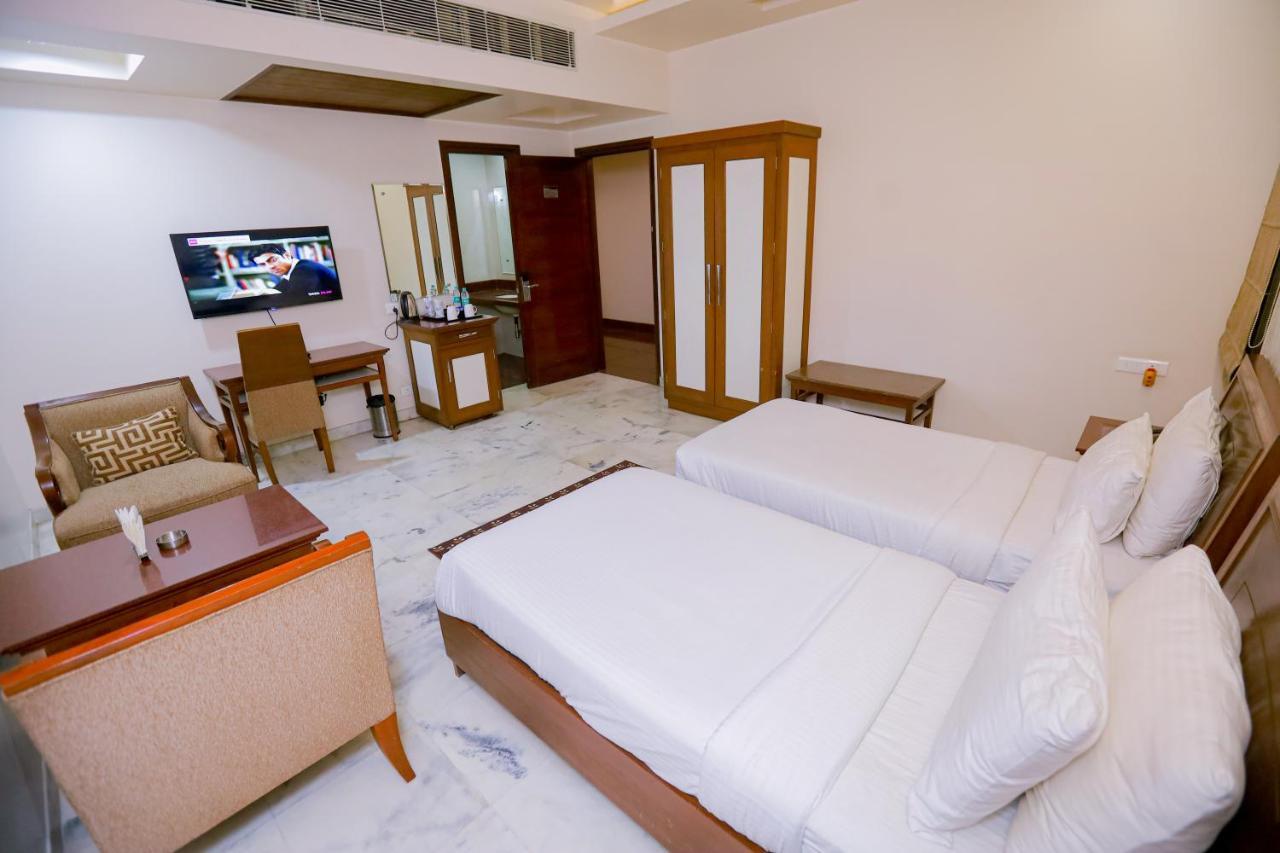 Hotel Leela Grande Karnāl Exterior foto